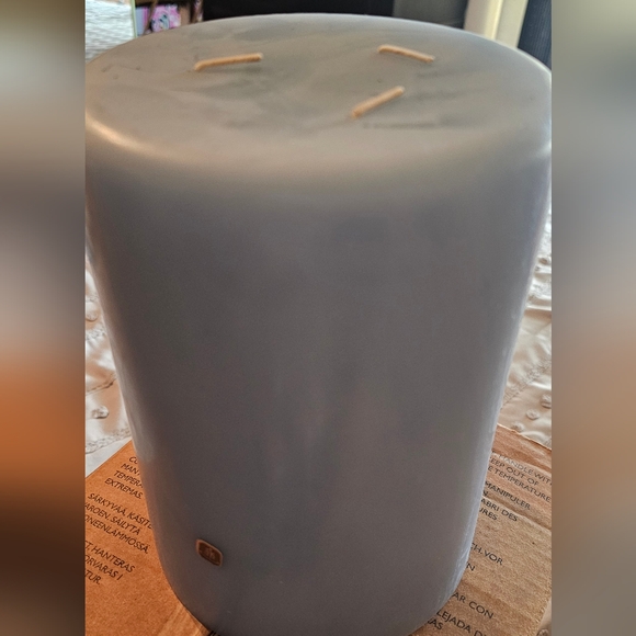 Partylite 3 wick Seaside Mist Candle - Picture 2 of 2